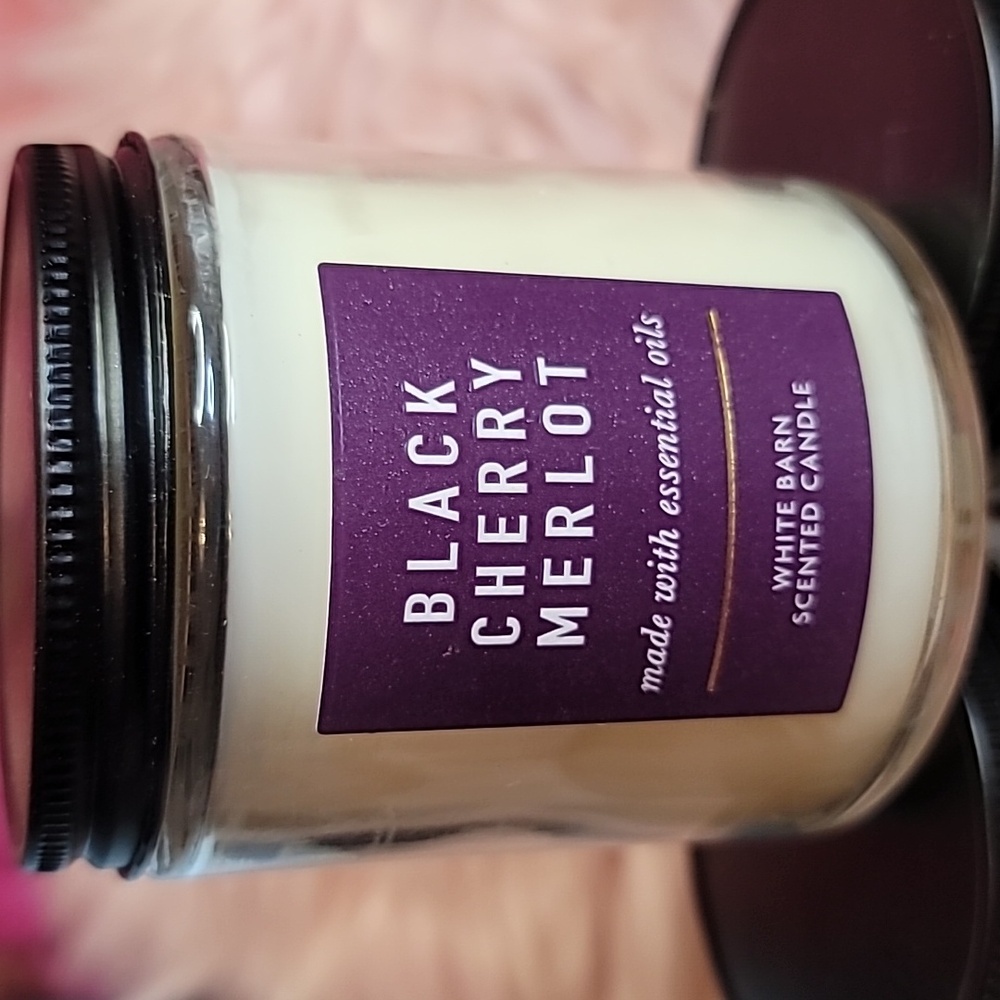 White Barn Bath And Body 7oz candle Black Cherry Merlot